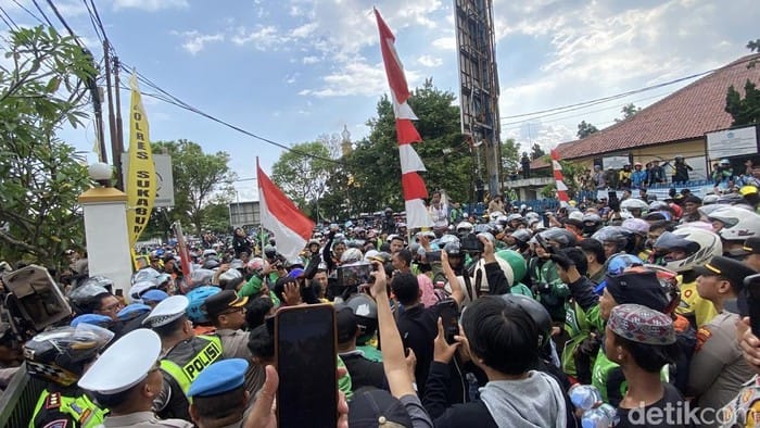 aksi-demonstrasi-ojol-di-mapolres-sukabumi-kota